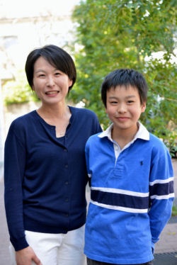 大学院で研究しながら翻訳の仕事をする吉朝 加奈さんと、小学5年生の長男、和樹君