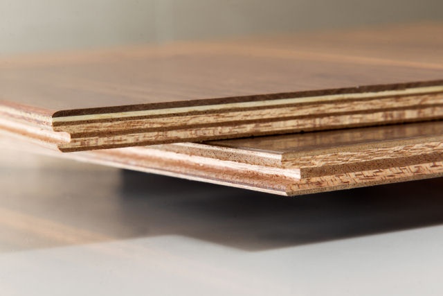 表面の木材が2mmの厚さの挽き板フローリング（上）と、0.3mmの突き板フローリング。厚みはどちらも12mmだ