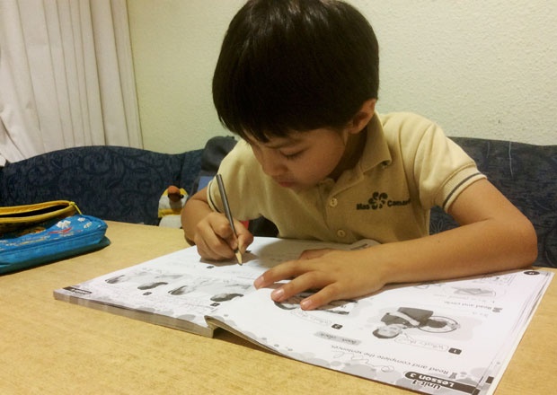 夜8時ごろまで外で遊んでいる息子は、帰宅後と翌朝の登校前に分けて宿題をする。低年齢から宿題の負担が大きいことがスペインで子育てをしていて気になる点だ