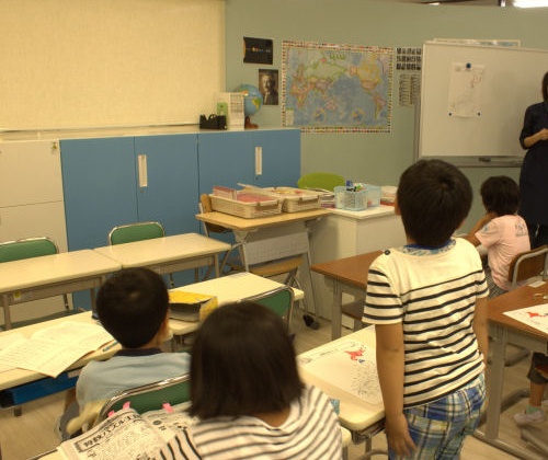 日本地図を勉強する子どもたち