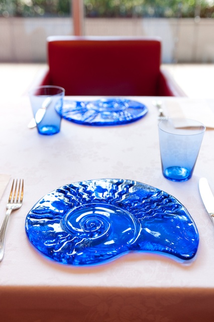 貝をかたどったブルーのテーブルプレート。席に着くなり何を食べようかと楽しくなる仕掛け