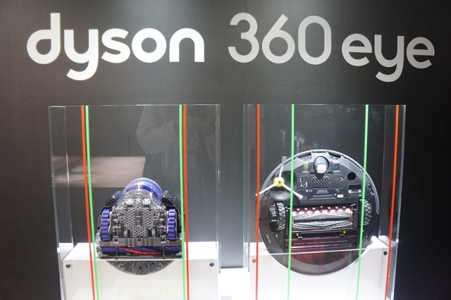 ダイソン 360 Eye（左）とルンバ980（右）の本体幅と吸引口の幅の違い