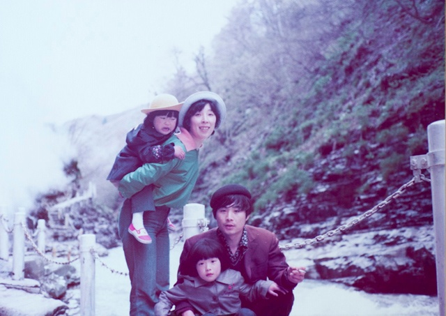 一番左が雅姫さん。家族の写真ではなぜか泣いているシーンが多いという