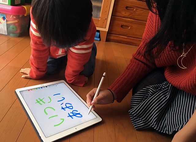 iPad Proで文字の練習。興味津々でのぞき込んでいます