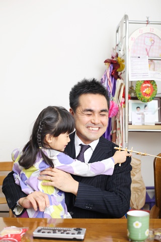 弁護士の大胡田誠さんと、長女のこころちゃん