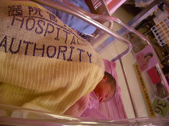公立病院の赤ちゃんを包む毛布は硬く、持ち帰り禁止