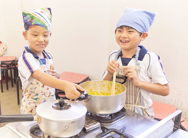 料理のプログラムを楽しむ子ども。男の子の参加も多い
