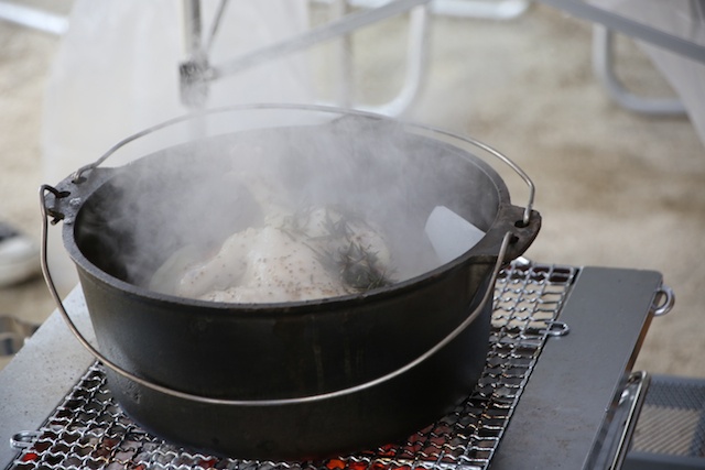 もくもくとあがる煙とともに、ジューシーなチキンが登場。肉厚の鍋は熱伝導率が高く、丸焼き料理を効率よく作ることができる