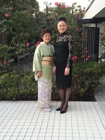 昨年、東京で行われた特別記者会見の場で母と