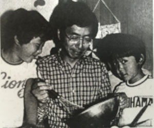 約30年前、日経BPの社内報に「ケーキ作りをするパパ」として紹介されたこともある長田公平社長