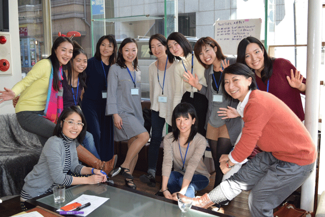 サイト「VOICE」を立ち上げた女性たち。大澤祥子さんは後列・左から2番目
