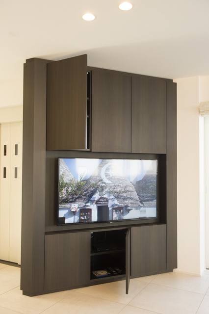 テレビを置く角のスペースに収納を作れば、効率よく、リビングで使うものをしまえるようになる