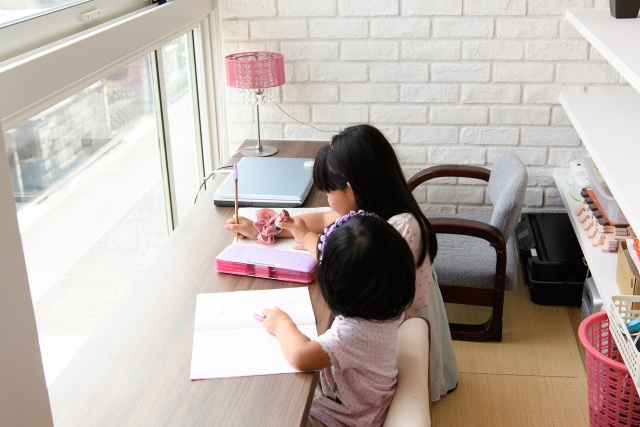 お姉ちゃんの宿題も畳スペースで。見晴らしがいい畳スペースは、子どもたちが大好きな場所だ
