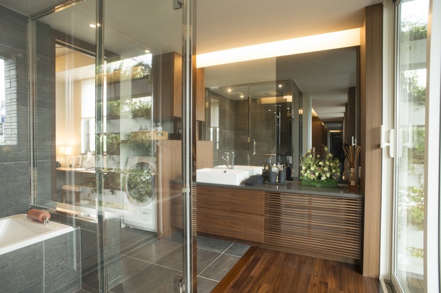 洗面化粧室と隣接するガラス張りの浴室は南向きに配置。バルコニーと一体化した明るい水回り空間