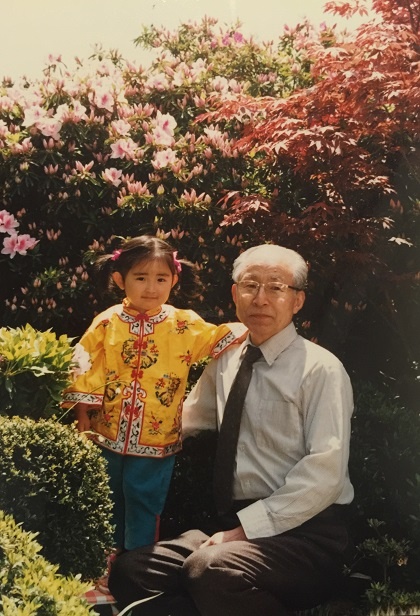 働く母や旅好きだった祖父から多くの影響を受けた白木さん。上海旅行土産のチャイナ服を着て、家の庭で記念撮影