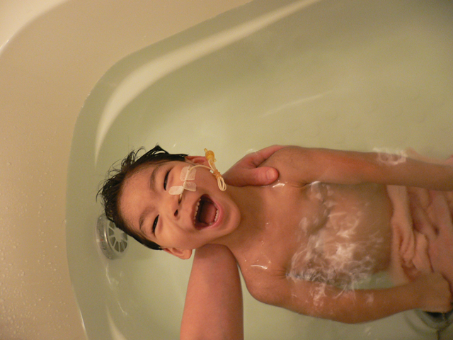 2歳1カ月の尚武くん。大好きなお風呂でニッコリ