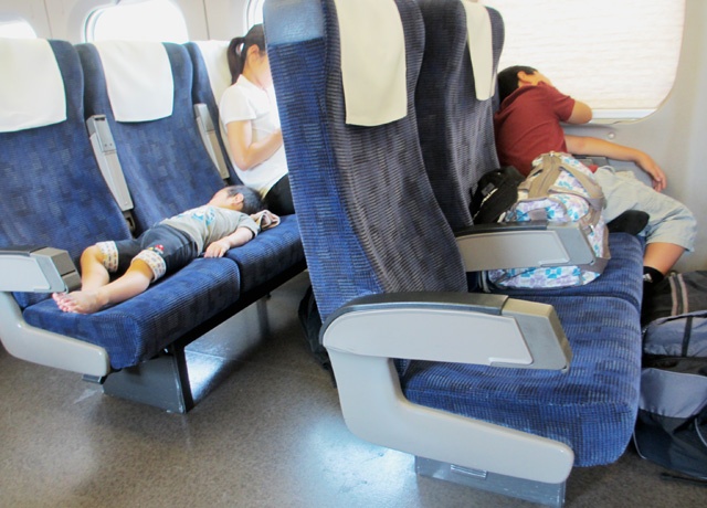 人数にプラス1席が提供され、荷物を置いたり子どもも横になって昼寝ができる
