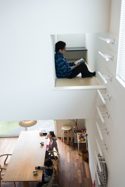 1階と2階の間にある書斎スペース。壁に設置された梯子を使って登る。長男にとっても格好の遊び場になっている