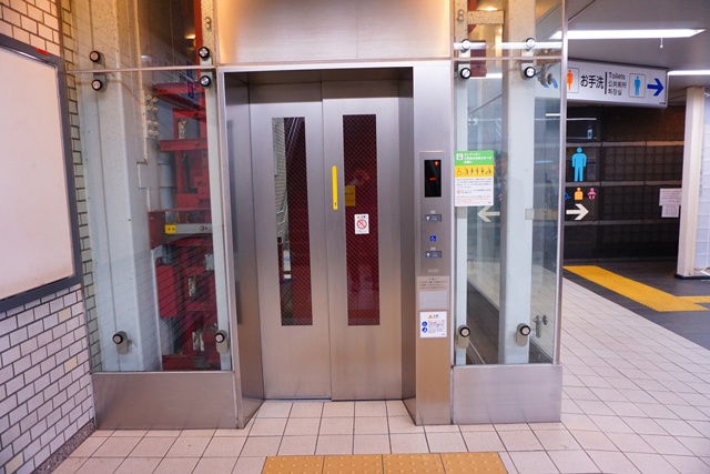 改札内のエレベーター。代々木上原駅は改札内がコンパクトなつくりになっているので、エレベーターから改札までスムーズに行くことができる