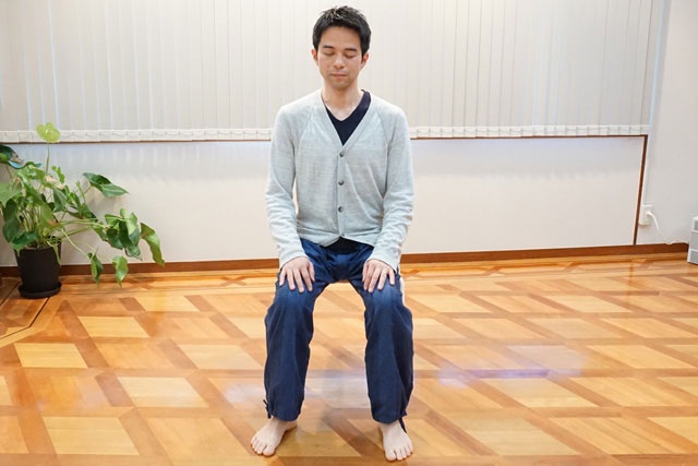 トレーニングの一例。呼吸瞑想法ではまずいすに座ることから