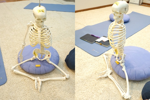 腰を起こさないと猫背になる（左）。腰を起こし骨盤を起こすと自然に背筋も伸びる