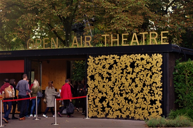 今回見たのはロック・オペラ『Jesus Christ Superstar』（17年夏にも再演予定）。上演会場のOpen Air Theatre（<a href="http://openairtheatre.com/">http://openairtheatre.com/</a>）は英国を代表する野外劇場の一つで、王立公園Regent's Park内にある。現地の人々は家族や友人たちと連れ立って開演前にピクニックを楽しみ、開放的な気分でシェイクスピア劇やミュージカルを鑑賞。17年夏はファミリー向けの演目『Oliver Twist』も上演される。上演中に雨がぱらつくこともあるので、雨具必携