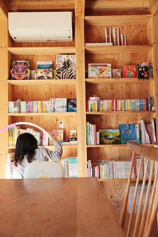 ダイニングテーブルから眺められる本棚は、子どもが取りやすいよう下の段に絵本や図鑑を収納。気になったときにすぐ手に取れる

