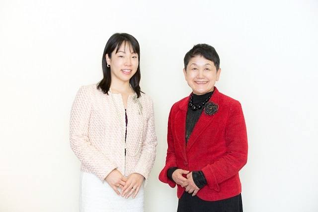 昭和女子大学総長・坂東眞理子さん（右）、DUAL編集長・羽生祥子（左）