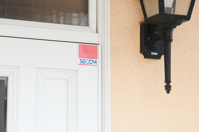 セコムのステッカーは、玄関ドアにも貼ってある

