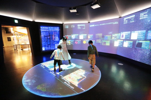 2階 「観測ステーション」では、変動する地球の様子を示す画像やデータを、体験型展示を通して体感できます