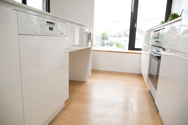 60cm幅の食洗機は、「白」を基調にしたキッチンに溶け込んでいます