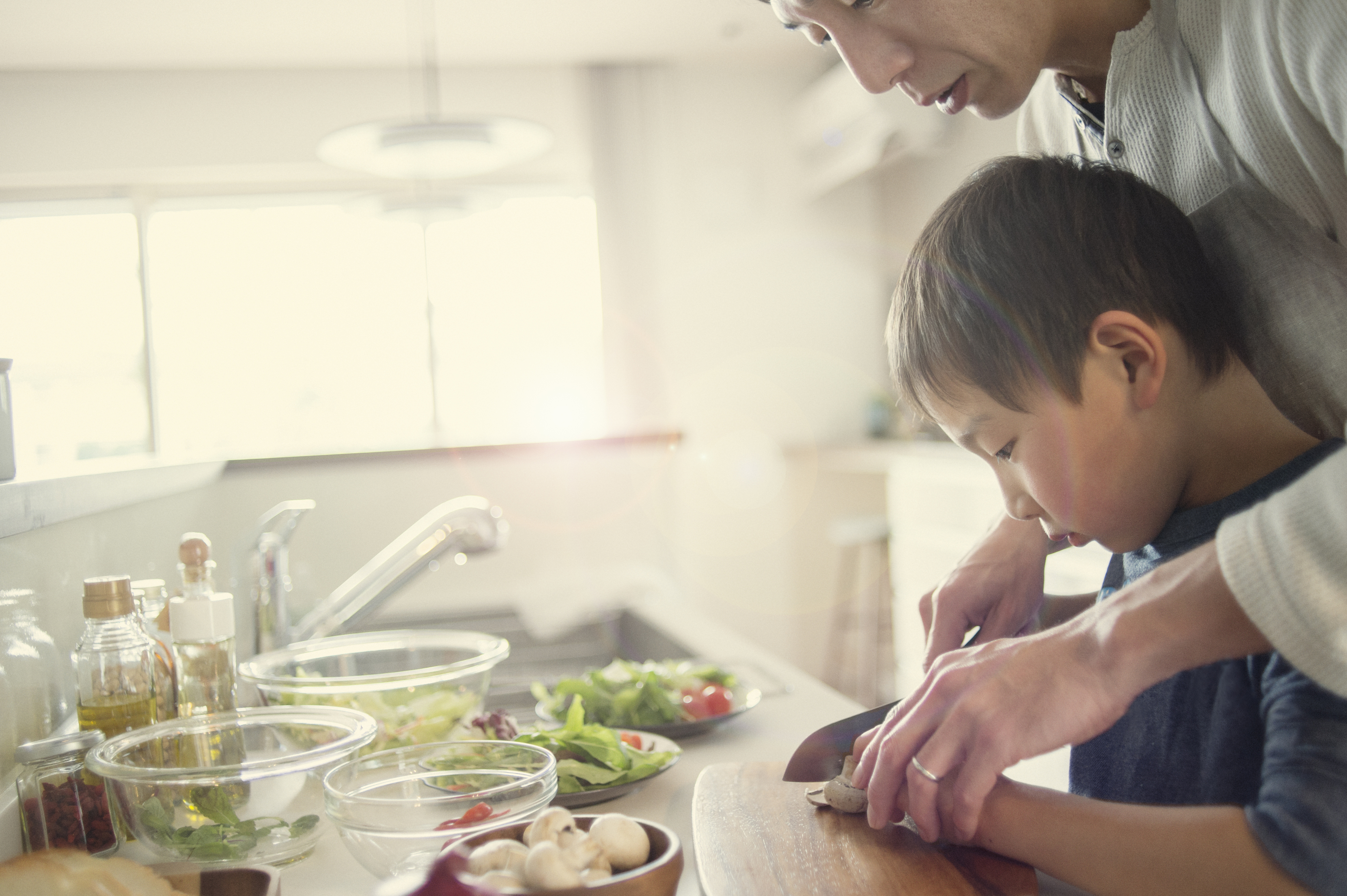 時々は「パパと子どもで夕食の準備」なんて日があっても、いいですよね。（写真：iStock）