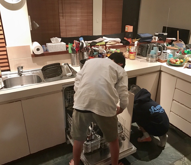 夕食の片付けをする息子たち。長男がひと月50ドルの契約でやっている仕事ですが、今夜は次男もお手伝い。鍋やお皿を食洗機に入れて、流しもレンジもきれいに拭き掃除します。今では15分ほどで完璧に出来るようになりました。