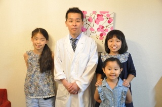 3人の小学生が実験！　写真左からあおいちゃん（小4）、辻先生、すずかちゃん（小4）、さえかちゃん（小1）