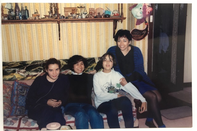 オーストラリアのホームステイ先で家族と。写真右端メキシコ人女性との出会いにより、中村さんの人生観は大きく変わった