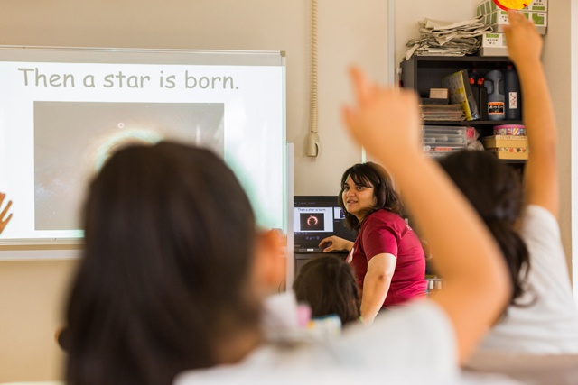 星の誕生をテーマにした授業。子どもたちの手も積極的に上がります。