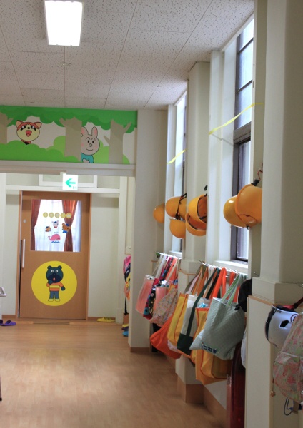 小学校の廊下や教室の作りを生かしているおかげで広いスペースが確保できている