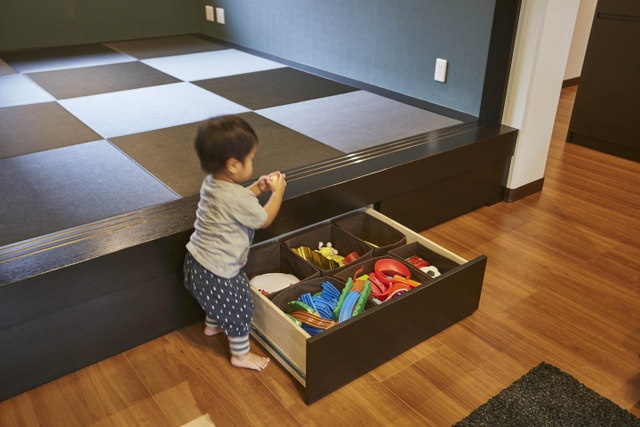 リビング横を小上がりの和室にした多目的スペース。床下は収納にして子どものおもちゃなどを入れている