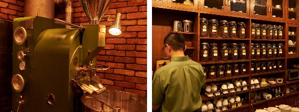 左／店内奥には、ご主人の護さんオリジナルの焙煎機が。右／お店はこの一店舗のみだが、バッハを巣立ったスタッフが全国でカフェを経営。バッハの確かな技術と心はしっかりと受け継がれている