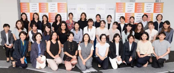 2022年6～7月に開講した第一期「次世代女性リーダー育成講座」の修了式後、小早川さんを囲んで記念撮影