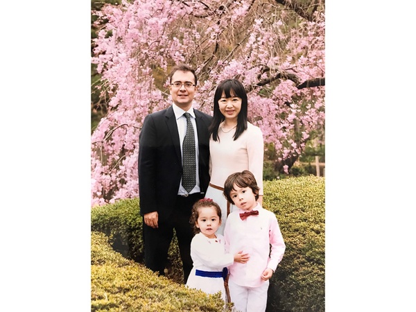 ポピンズ代表取締役社長　轟麻衣子さんの家族写真。長男5歳、長女3歳の頃