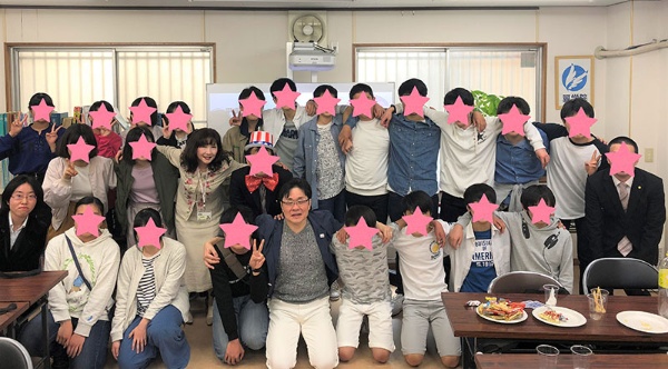 納得のいく志望校選びで、合格を勝ち取った塾生たちと芦澤さん（前列中央）