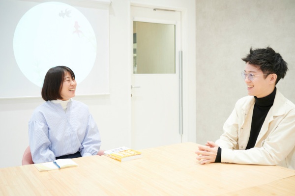 マーケットリバー代表取締役の市川祐子さん（左）と、JobRainbow代表取締役CEOの星賢人さん。初対面の2人は仕事に対する考え方で共感ポイントが多く、互いの話に深く聞き入っている様子が印象的でした
