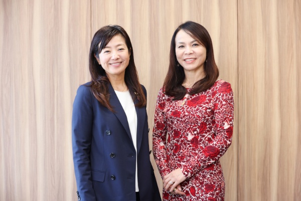 弁護士の菊間千乃さん（左）と、米国でウェルビーイング・テクノロジーに特化したスタートアップ投資を行う奥本直子さん。2021年の夏に共通の知人宅のパーティーで出会い、すぐに意気投合したそう