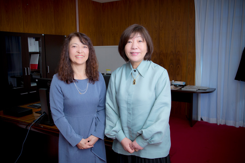日大理事長就任から6カ月、改革を進める林真理子さん（右）と勝間和代さん。就任後すぐに「不正事案洗い出しのための特別調査委員会」を設置した林さんは、日大の出身者でも教職員でもない理事を22人中9人にして新たな体制をスタート