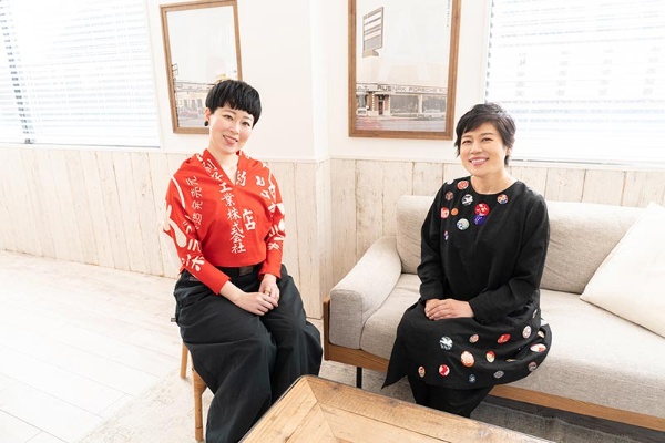 漫画家の瀧波ユカリさん（左）と、タレントの青木さやかさん（右）。取材日は、示し合わせたかのように和テイストの洋服がすてきなお二人でした